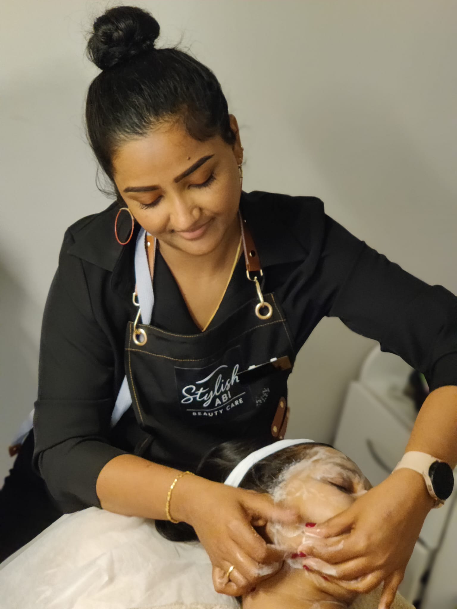 Abinaya geeft een gezichtsbehandeling met massage