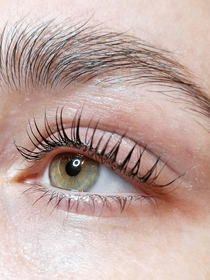 Gekrulde wimpers bij een groen oog